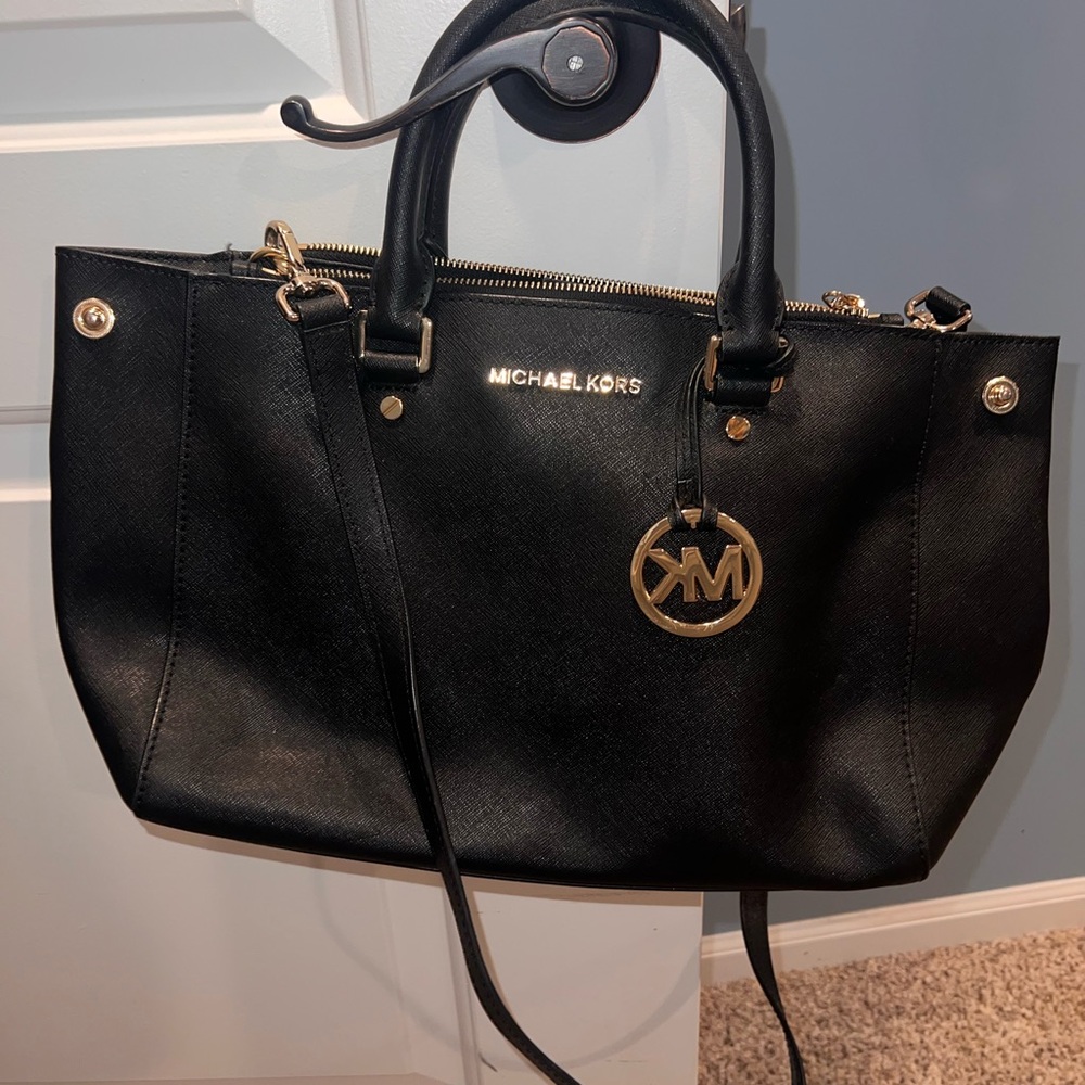Beautiful used Michael Kors crossbody.